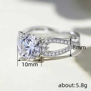 Bague en argent croisée avec zircon de 10mm et détails évidés en forme de cœur