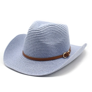 Detailansicht eines hellblauen Stroh-Cowboyhuts mit braunem Lederband und Metallschnalle