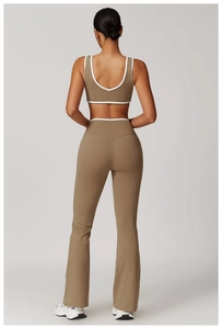 Détail d'un ensemble de sport deux pièces avec liserés contrastés et legging évasé