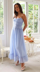 Détail des volants bleu clair et de la taille haute élastique sur cette robe vintage