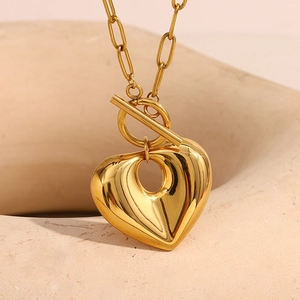 Collana Con Ciondolo A Cuore Cavo Acciaio Inossidabile Placcato Oro 18K Vintage Elegante Chiusura OT Gioielli