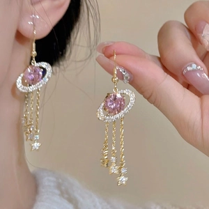 Boucles d'oreilles planète avec cristal rose et pampilles dorées en forme d'étoiles