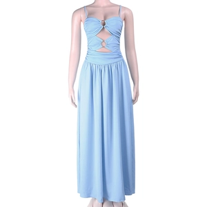 Détail de la robe bleu clair montrant la découpe à la taille et anneaux en métal