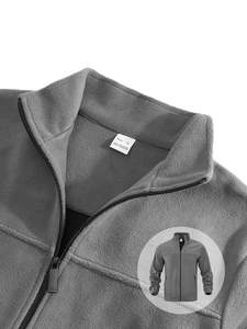 Vue détaillée de la veste en polaire grise en 100% polyester avec un col zippé