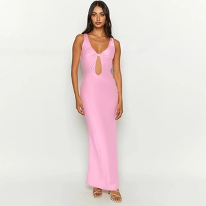 Vue de face d'une robe licou rose avec découpes et tissu élastique à effet brillant