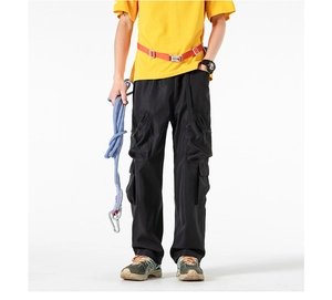 Dettaglio di pantaloni cargo neri con tasche multiple e design funzionale da esterno
