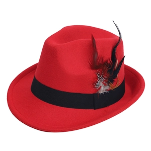 Classico cappello fedora rosso in lana con nastro nero e decorazione di piume colorate
