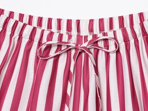 Détail du short à rayures rose et blanc avec taille élastique et nœud décoratif