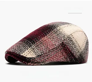Détail de la casquette gavroche bordeaux au motif classique à carreaux et chevrons