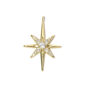 Primer plano detallado del colgante de estrella octogonal bañada en oro 18k con circonitas