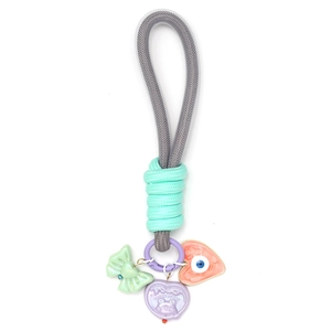 Détail du porte-clés œil maléfique avec breloques cœur doux et pendentif nœud vert