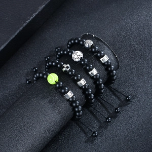 Pulseras de cuentas de piedra natural negra mate con dijes deportivos de fútbol para todos