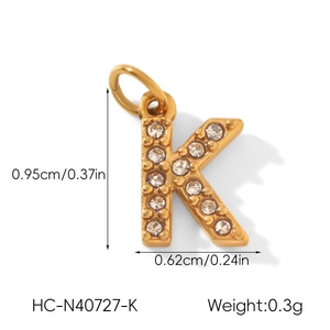 Détail du pendentif lettre K dorée avec strass scintillants et dimensions précises