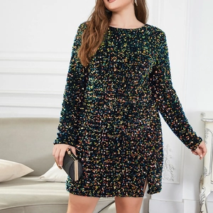 Détails des paillettes scintillantes et de la couture sur une robe de soirée dos nu