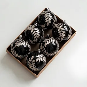 Lot de six boules de Noël noires de 8 cm avec motifs de feuilles argentées en boîte