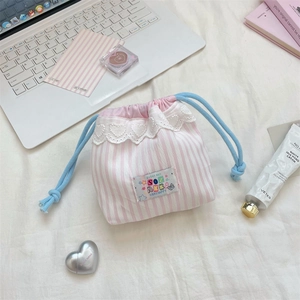 Pochette à rayures roses avec bordure en dentelle en forme de cœur sur fond doux