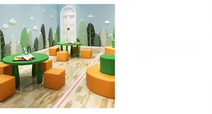 Tavolo tondo verde per bambini con sgabelli arancioni per l'asilo e aree di gioco