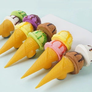 Variété de modèles réalistes de cônes de glace en PU avec garnitures sur fond bleu