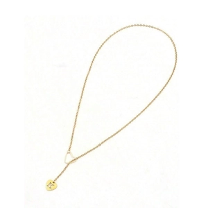 Collier doré en forme de cœur avec lettre K ajourée sur un fond blanc épuré et brillant
