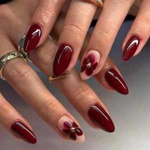Faux Ongles À Presser Rouge Bourgogne Forme Amande Brillant Motif Fleurs Perles Dorées Elégants Pour Femmes