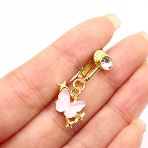 Vue détaillée du clip de nombril doré avec papillon rose et incrustation de zircon brillant
