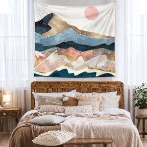 Vista dettagliata dell'arazzo astratto con montagne e texture dorata nella camera da letto