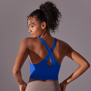 Vue arrière du soutien-gorge de sport bleu roi avec bretelles croisées et bande large