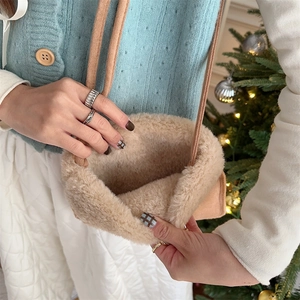 Gros plan détaillé sur la texture pelucheuse et l'intérieur du sac bandoulière en fausse fourrure