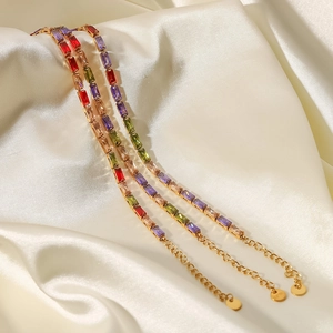 Vue détaillée de zircons carrés colorés sur un bracelet en acier doré