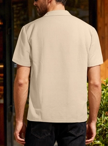Vue arrière extérieure du polo en maille beige pour hommes avec tissu gaufré