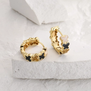 18K gold plated hoop earrings with four-leaf clover motifs in black and white on stone