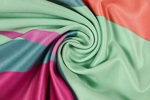Vue détaillée du tissu rayé arc-en-ciel de haute qualité avec une finition satinée