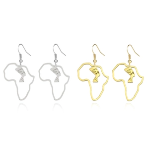 Gros plan détaillé des boucles d'oreilles carte d'Afrique en or et argent avec Néfertiti