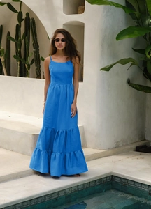 Détail de la robe maxi bleue à volants montrant la texture coton-lin et la jupe étagée