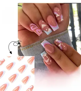 Détails de faux ongles French art avec courbes arc-en-ciel et motifs de nuages