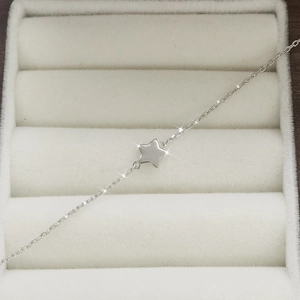 Minimalist S925 sterling silver star pendant bracelet for children in a white jewelry box