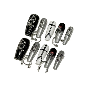 Faux ongles gothiques noirs faits main avec breloques croix 3D en métal et chaînes
