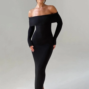 Elegantes, schulterfreies, langärmliges, schwarzes Strickkleid in schmaler Passform