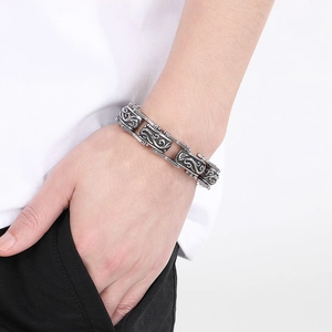 Retro punk wolf head bracelet for men featuring engraved details and a vintage steel finish