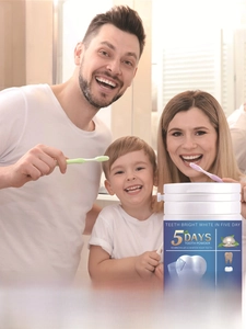 Famiglia che usa polvere sbiancante per denti da 80g in un bagno luminoso