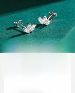 Dettaglio orecchini a fiore in argento S925 con zirconi 5A taglio marquise incastonati