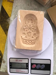 Weight display of 96g for a beechwood cookie mold with Russian doll carving