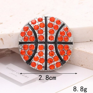 Détail d'un charme de basket en strass orange mesurant 2,8 cm pour un poids de 8,8 g