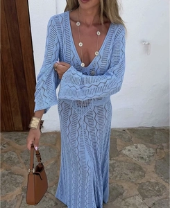 Gros plan sur une robe longue en maille ajourée bleu clair avec col en V profond