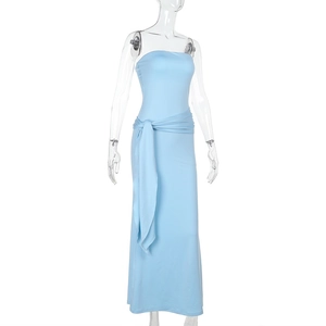 Vue détaillée de la robe longue bustier bleu clair moulante avec ceinture nouée