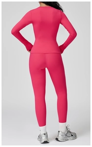 Vue arrière de l'ensemble de yoga rose rouge avec legging taille haute et haut slim