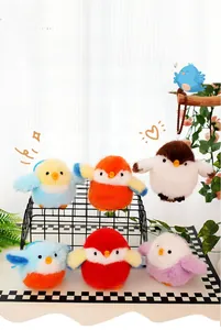 Pendentifs oiseaux en peluche colorés exposés sur un support pour sacs et clés