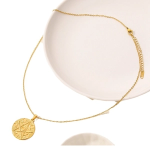Collana minimalista oro luna sole con pendente pentagramma su ceramica bianca