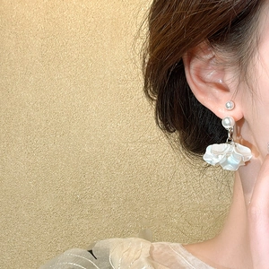 Orecchini eleganti in stile francese con perle bianche e petali di fiori per donna