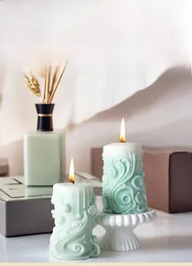 Détail d'une bougie pilier vert menthe avec relief en spirale 3D pour la décoration